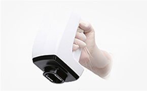 拿着FX模式InMode射频瘦脸仪进行轮廓紧致