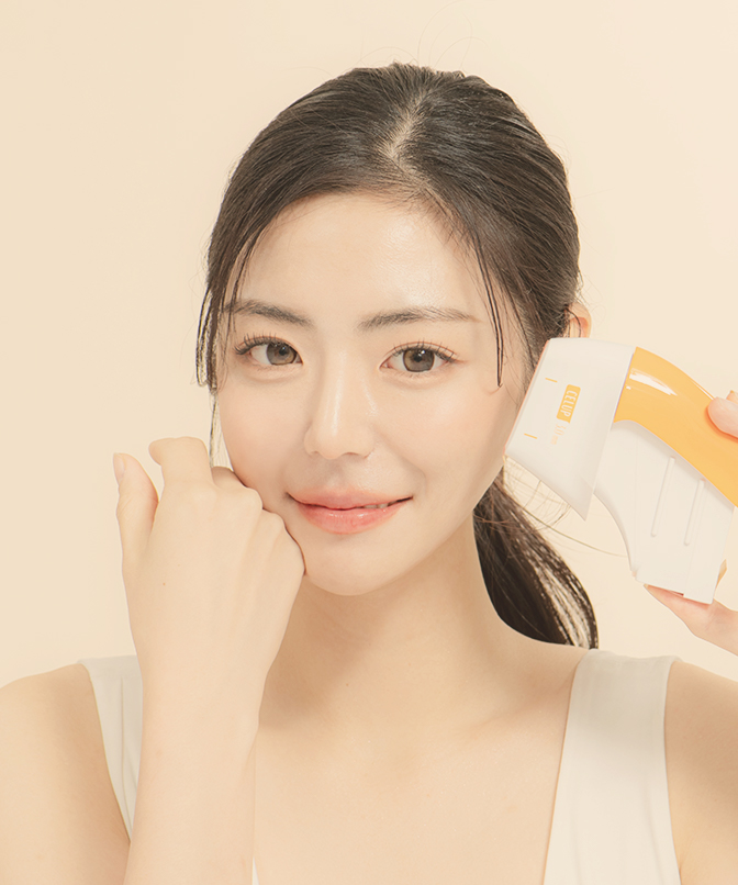 通过韩版超声刀宇宙版提拉面部线条的模特手持该设备的治疗头的图片