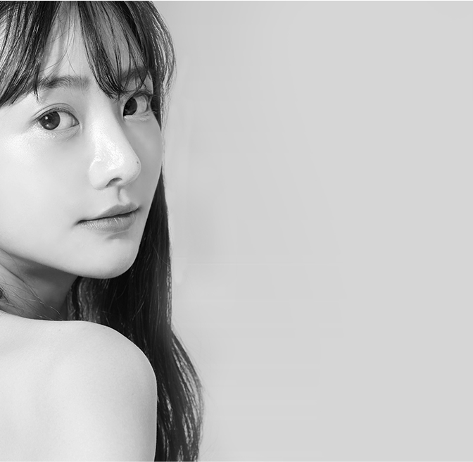 经过第二代拉拉皮肤修复焕肤护理增强肌肤的模特